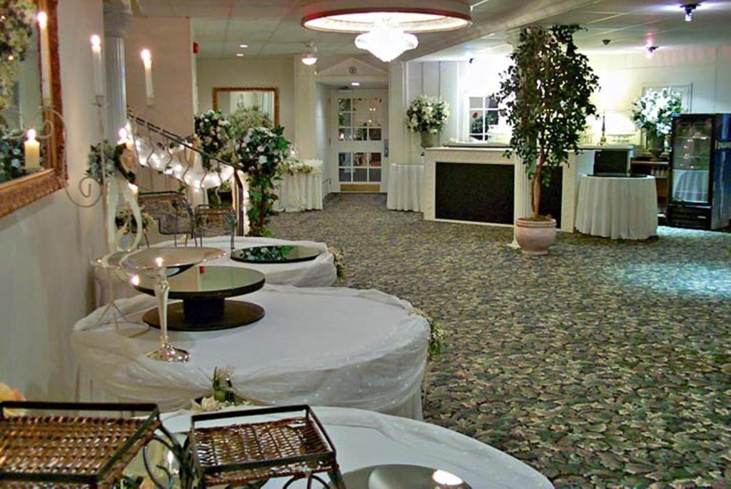 Ambassador Hotel Садбері Екстер'єр фото